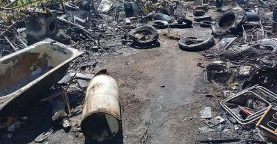 Pożar na prywatnej posesji w miejscowości Łąki, gdzie od wielu lat starszy mężczyzna składował złom oraz rozmaite śmieci