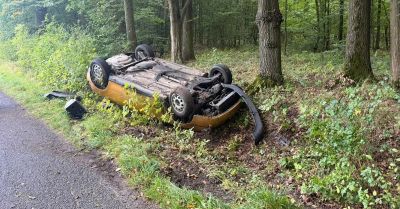 Audi wpadło do rowu i przewróciło się na łuku
